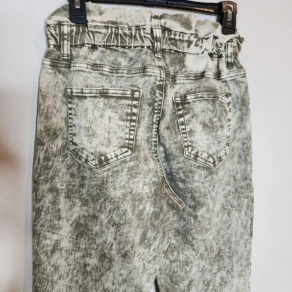 Almost Famous green acid wash stretch waist tapered jeans. Size small.  Highrise - Picture 6 of 14